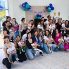 Mães seguram bebês