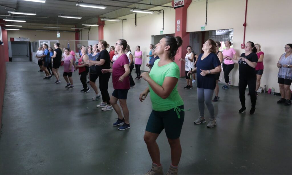 Secretaria de Esportes de Joinville celebra Outubro Rosa com aulão de dança e roda de conversa sobre câncer de mama