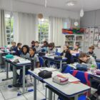 Professora em sala de aula com alunos sentados