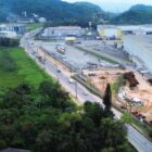 Imagem área mostra campos e grande indústria ao lado de rodovia