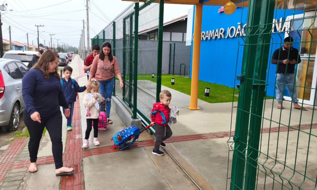 Felicidade e expectativa marcam início das aulas no CEI Iramar João Viana, em Joinville