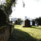 Sepultadoras envoltas por gramado e árvores