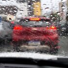 Imagem feita de dentro de um carro mostra parabrisa molhado com gotículas de chuva