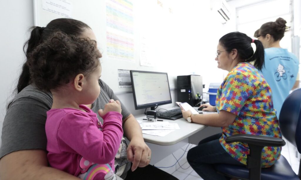 Confira as UBSFs abertas neste sábado para vacinação, orientações de saúde e ações do Outubro Rosa