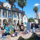 Dezenas de pessoas se reúnem em frente ao museu