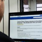 Homem em frente a monitor de computador lê conteúdo sobre fórum da educação