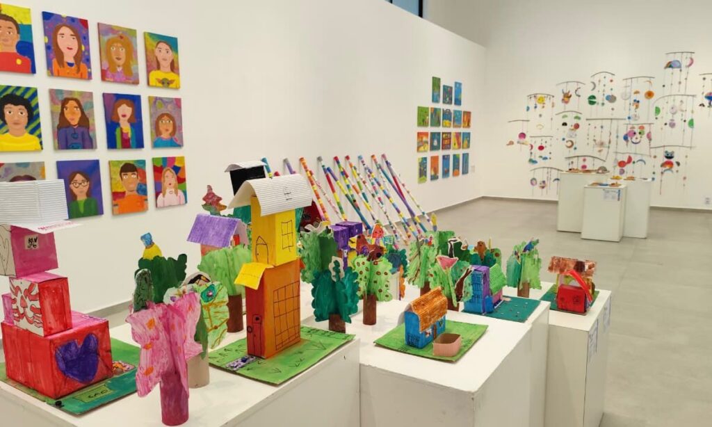 Mostras de arte infantil destacam o trabalho das crianças na Casa da Cultura e no Museu de Arte de Joinville