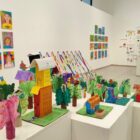 Trabalhos escolares artísticos expostos em galeria