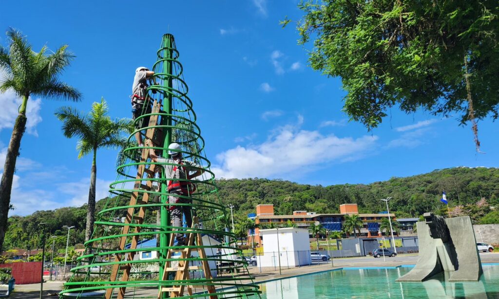 Praças começam a receber a decoração do Natal de Joinville