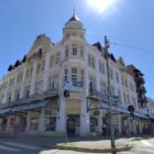 Imagem mostra prédio amarelo de três andares na esquina de duas ruas