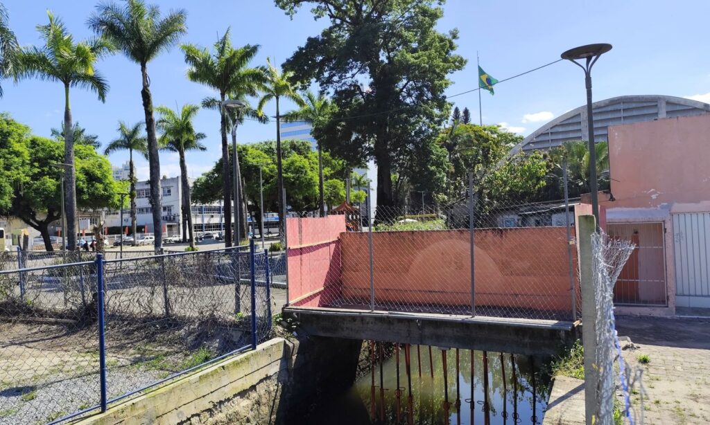 Seinfra faz manutenção em passarela de pedestre próxima à praça Dario Salles