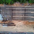 Imagem aérea mostra trabalhadores fazendo a concretagem da estrutura, com caminhão próximo