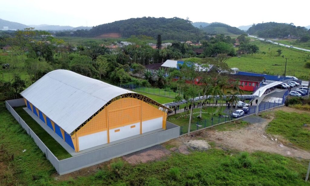 Prefeitura inaugura quadra coberta na Escola Municipal mais antiga de Joinville