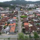 Imagem aérea de uma rua residencial asfaltada