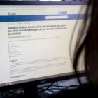 Pessoa acessa tela de computador com frase sobre audiência pública do rio Itaum-Açu