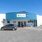 Construção em branco e azul, com letreiro "Vila da Saúde UBSF Itaum"