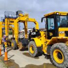 Estrutura metálica que sustenta vigas puxado por um rebocador