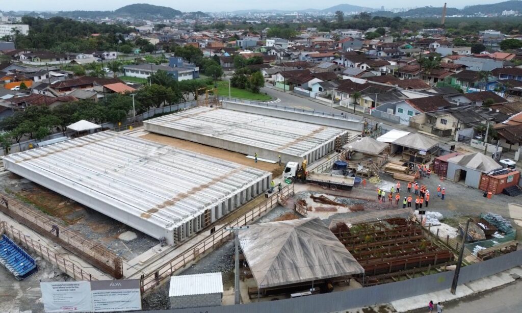 Imagem aérea mostra grande canteiro com dezenas de vigas posicionadas lado a lado