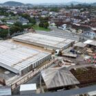 Imagem aérea mostra grande canteiro com dezenas de vigas posicionadas lado a lado