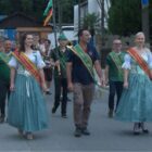 Homens e mulheres com faixas desfilam em rua