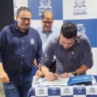 Prefeito em exercício Diego Machado assina ordem de serviço