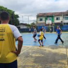 Meninos jogam futebol em quadra