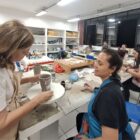 Alunos na oficina de cerâmica