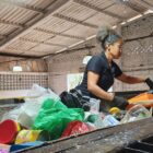 Mulher trabalhando em cooperativa de reciclagem