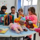 Crianças brincando em sala de aula