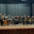 Banda se apresenta em palco