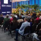 Auditório da Abertura da Festa das Flores, com público sentado