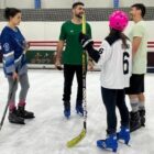 Patinadores conversam na pista de gelo