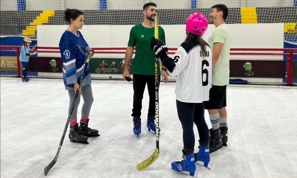 Show de patinação gratuito na pista de gelo do Natal de Joinville é nesta quarta-feira