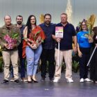 Vencedores recebendo prêmios