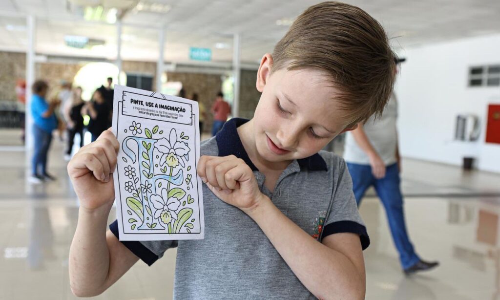 Apresentação de desenho temático colorido garante ingresso gratuito até o fim da Festa das Flores para as crianças de Joinville