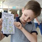 Criança segurando desenho