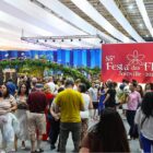 Pessoas circulam pelos corredores da Festa das Flores