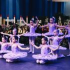 Meninas bailarinas no palco