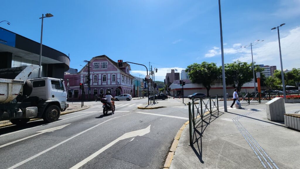 Seinfra executa intervenções em ruas dos bairros Centro e Comasa neste sábado