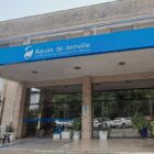 Fachada de prédio mostra letreiro escrito Águas de Joinville em branco sobre painel azul