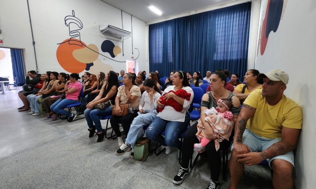 Famílias participam de sorteio das casas onde vão morar no Conjunto Habitacional Cubatão II