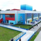 Grande construção de um novo centro de educação, com detalhes coloridos