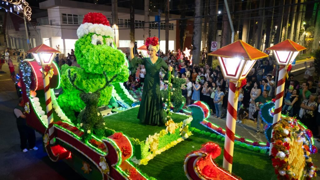 Parceria com a Liga das Escolas de Samba de Joinville combina ritmo e animação à magia natalina nos Desfiles de Natal