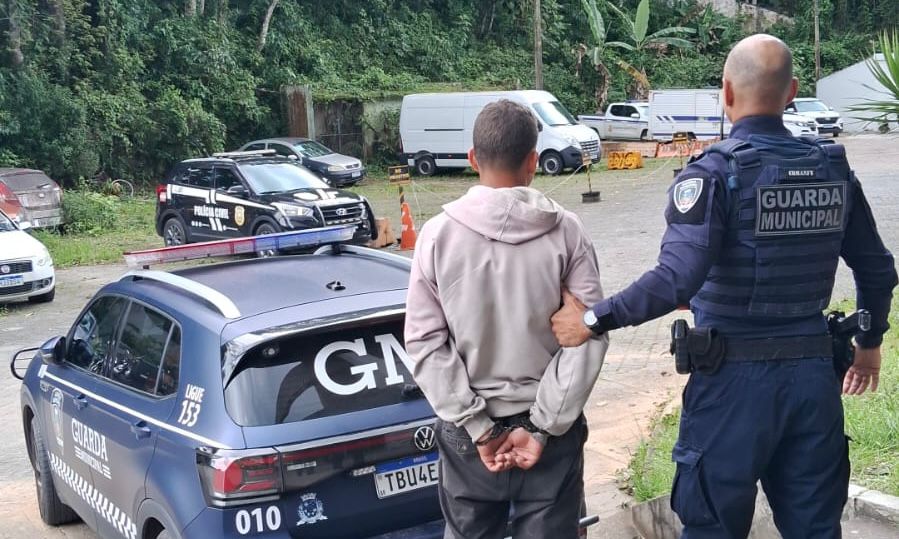 Guarda Municipal detém homem suspeito de pichar parede na Arena Joinville