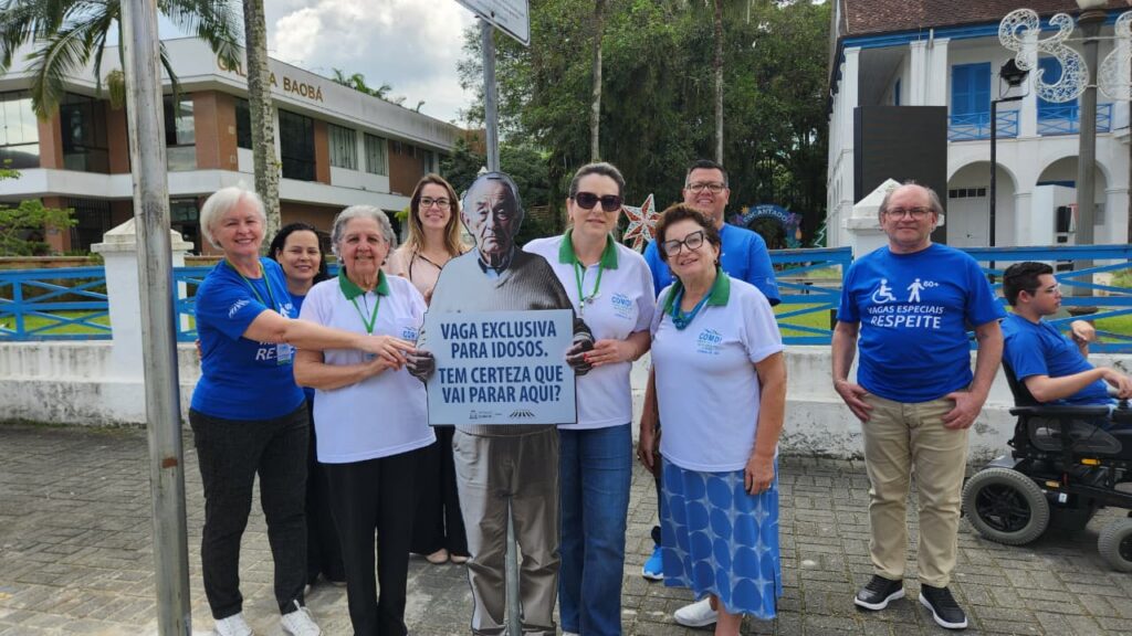 Prefeitura de Joinville instala placas educativas nas vagas especiais de estacionamento e reforça orientação aos motoristas