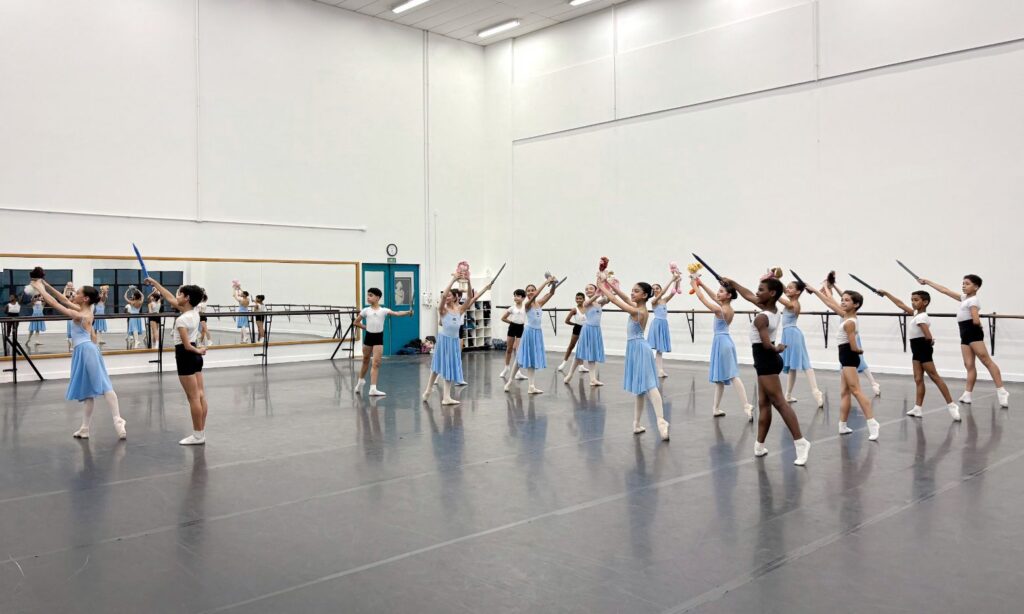 Artistas se preparam para o espetáculo de abertura do Natal de Joinville, que terá dança, música, artes cênicas e efeitos especiais