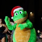 Boneco de jacaré ensaia dança com bailarinas