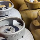 Botijões de gás de cozinha dispostos lado a lado