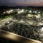 Imagem aérea de cemitério iluminado