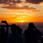 Quatro pessoas observam o sol no Mirante de Joinville